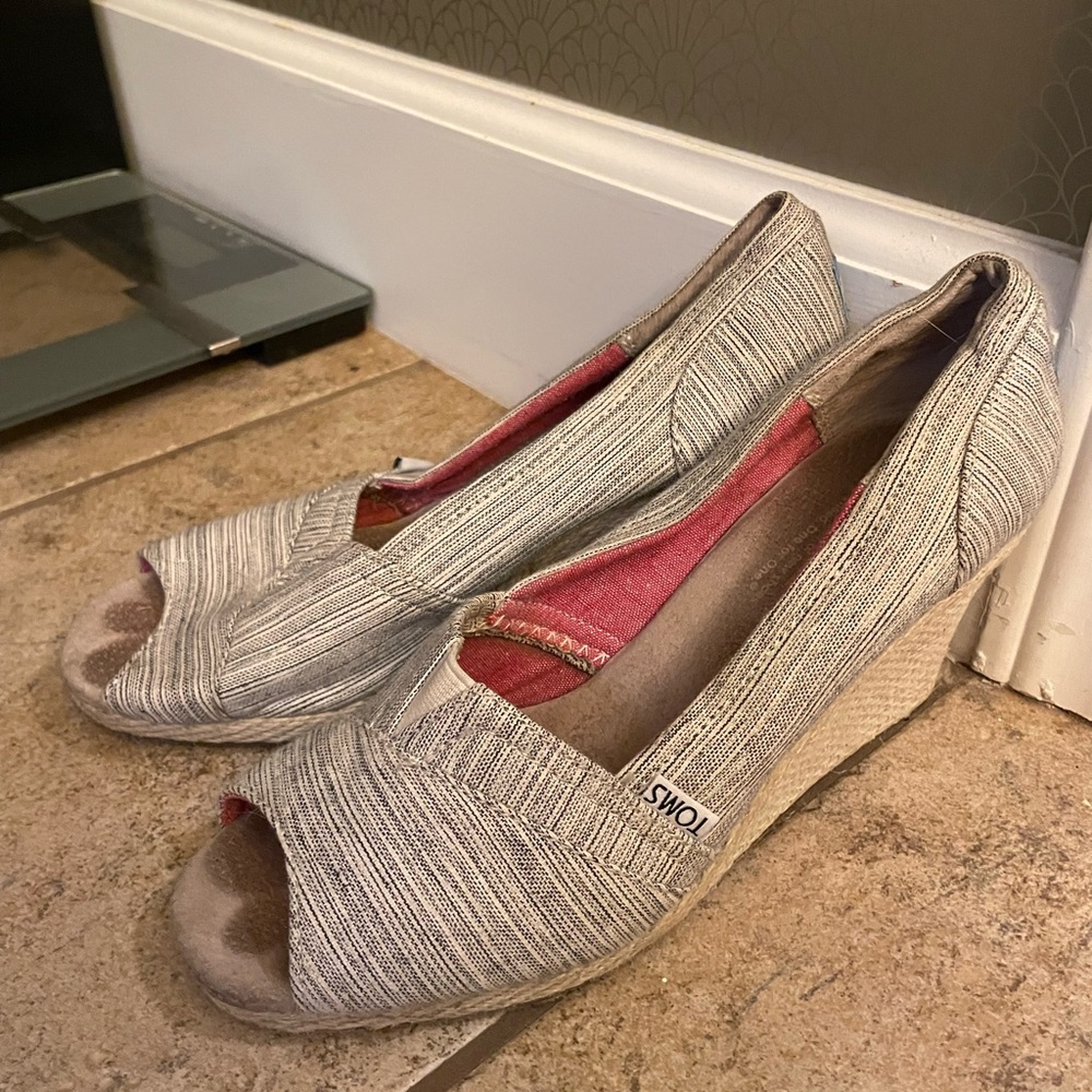 TOMS Women's Wedge Shoes - black and white